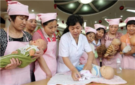 中国规范培训母婴家庭保健师资 应对旺盛需求
